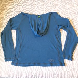 Under Armour men’s blue long-sleeve shirt